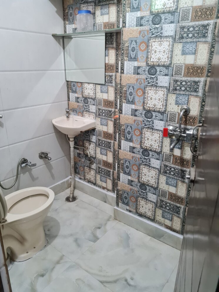 Bathroom, dwarka mor 2 Bedroom 675 Sq.Ft. Builder Floor In Dwarka Mor Delhi 9006304