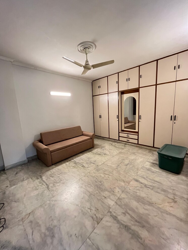 Room, greater kailash ii 3 Bedroom 350 Sq.Yd. Builder Floor In Greater Kailash ii Delhi 9006332