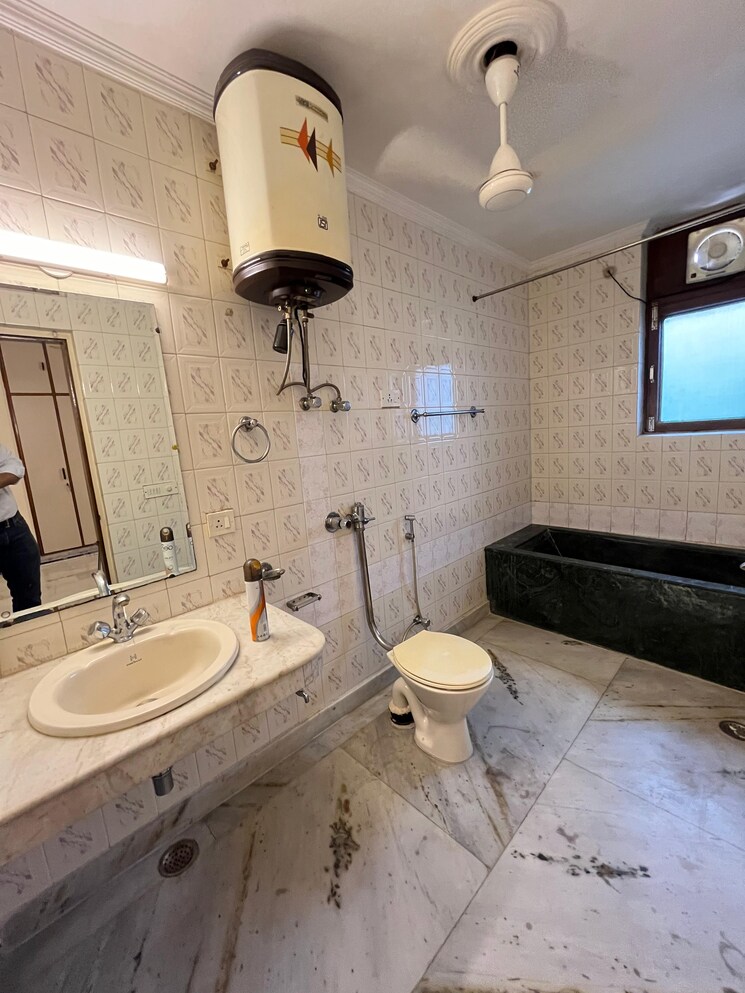 Bathroom, greater kailash ii 3 Bedroom 350 Sq.Yd. Builder Floor In Greater Kailash ii Delhi 9006332