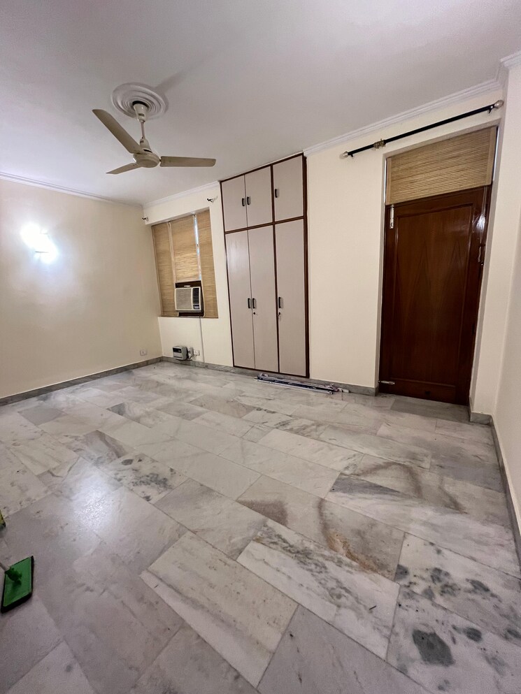 Room, greater kailash ii 3 Bedroom 350 Sq.Yd. Builder Floor In Greater Kailash ii Delhi 9006332