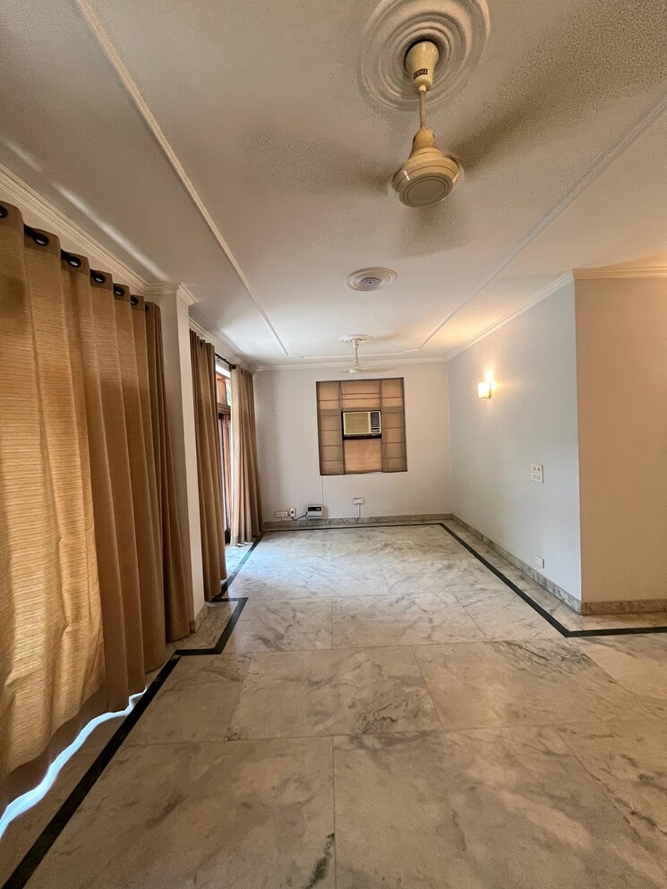 Room, greater kailash ii 3 Bedroom 350 Sq.Yd. Builder Floor In Greater Kailash ii Delhi 9006332