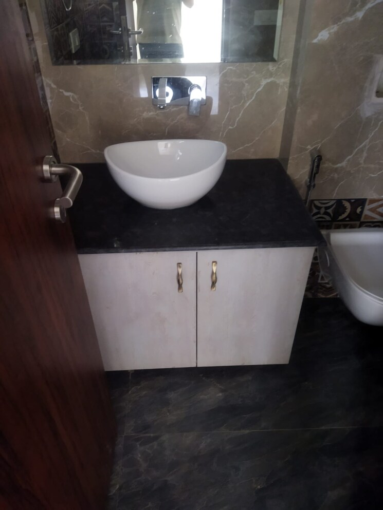 Bathroom, east of kailash 3 Bedroom 200 Sq.Yd. Builder Floor In East Of Kailash Delhi 9006335