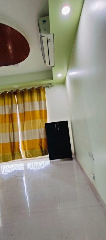 Furnished Amenities in 3 BHK Apartment at Mahagun Mirabella, Sector 79 – for Rent