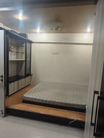 Room in 3 BHK Apartment at K Raheja Palm Court, Malad West – for Rent