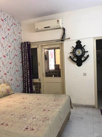 Room in 2 BHK Apartment at Vasant Apartments, Sector 13 – for Rent
