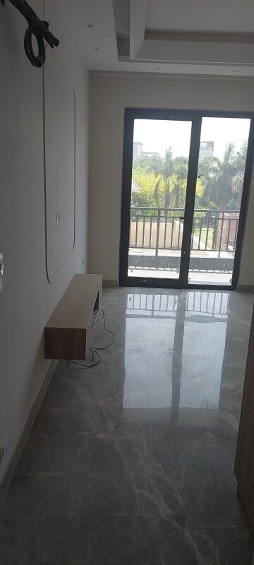 Room in 4 BHK Builder Floor at Milestone 32nd Avenue, Sector 15 – for Rent
