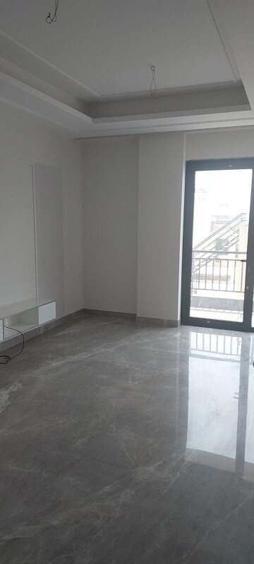 Room in 4 BHK Builder Floor at Milestone 32nd Avenue, Sector 15 – for Rent
