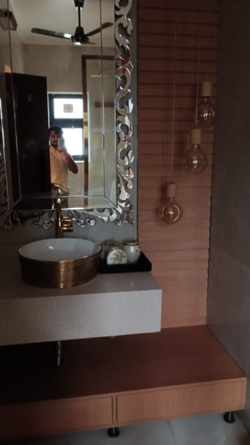 Furnished Amenities in 3 BHK Builder Floor at Lotus Plaza Gurgaon, Sector 14 – for Rent