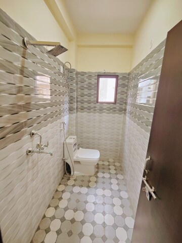 Bathroom in 2 BHK Builder Floor at Unitech South City 1, South City 1 – for Rent