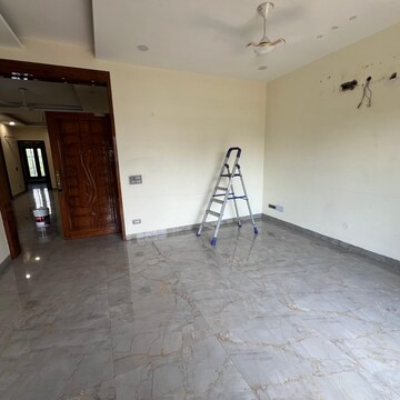 Room in 3.5 BHK Builder Floor at Sector 105 – for Rent