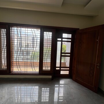Room in 3.5 BHK Builder Floor at Sector 105 – for Rent