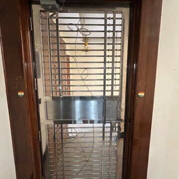 Room in 3.5 BHK Builder Floor at Sector 105 – for Rent