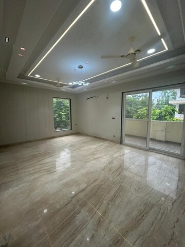 Room in 4 BHK Builder Floor at Green Fields Colony – for Rent