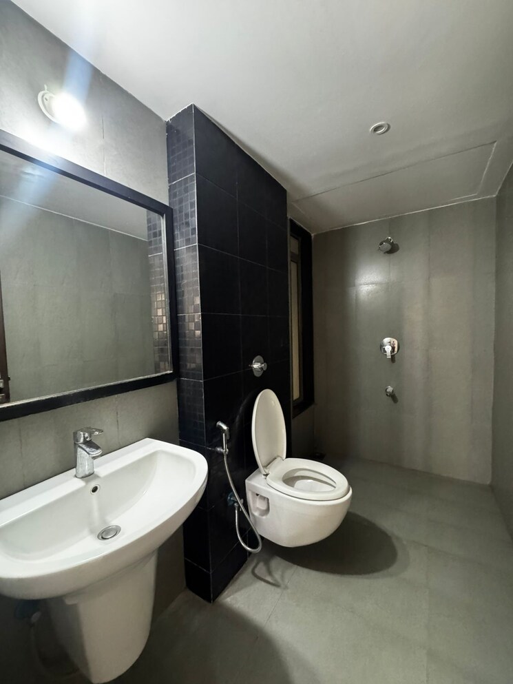 Bathroom, lodha-splendora 2 Bedroom 700 Sq.Ft. Apartment In Ghodbunder Road Thane 9006841