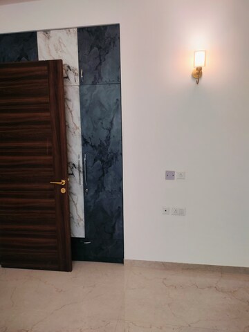Room in 3 BHK Apartment at Smart World Orchard, Sector 61 – for Rent