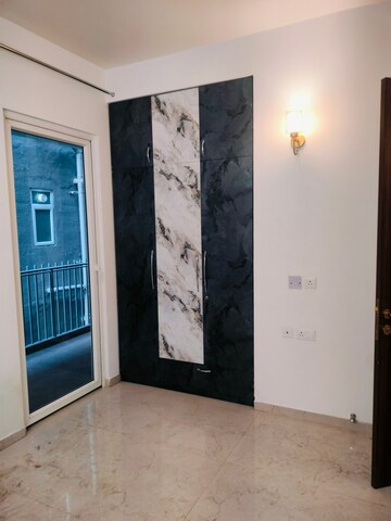 Room in 3 BHK Apartment at Smart World Orchard, Sector 61 – for Rent