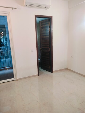 Room in 3 BHK Apartment at Smart World Orchard, Sector 61 – for Rent