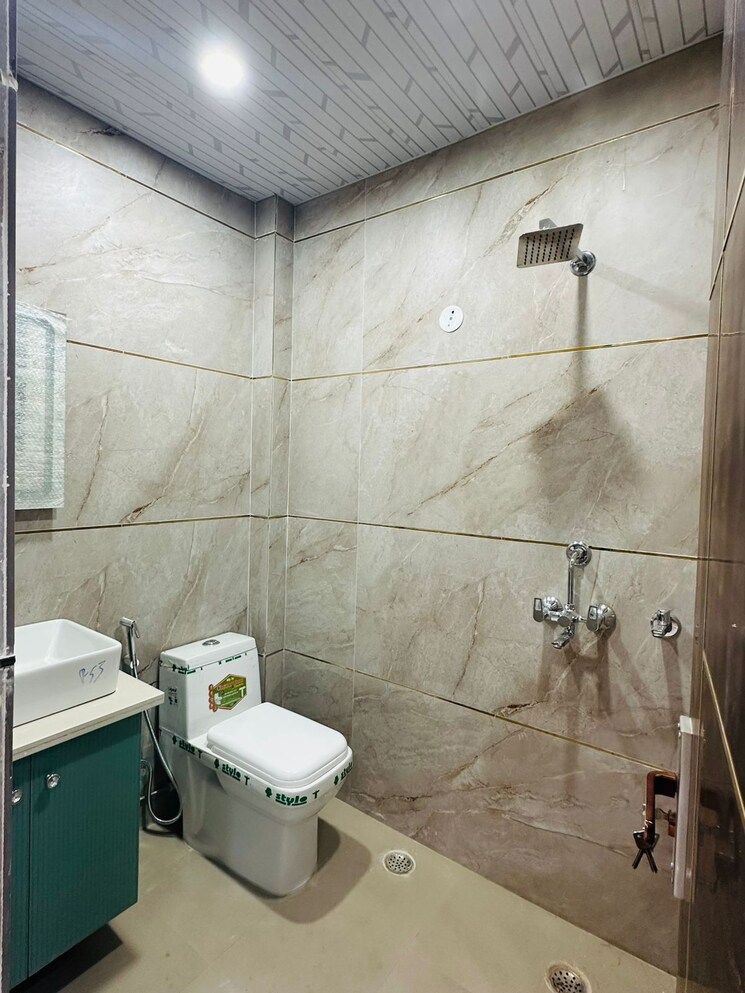 Bathroom, shakti khand iv 3 Bedroom 90 Sq.Mt. Independent House In Shakti Khand iv Ghaziabad 9006873