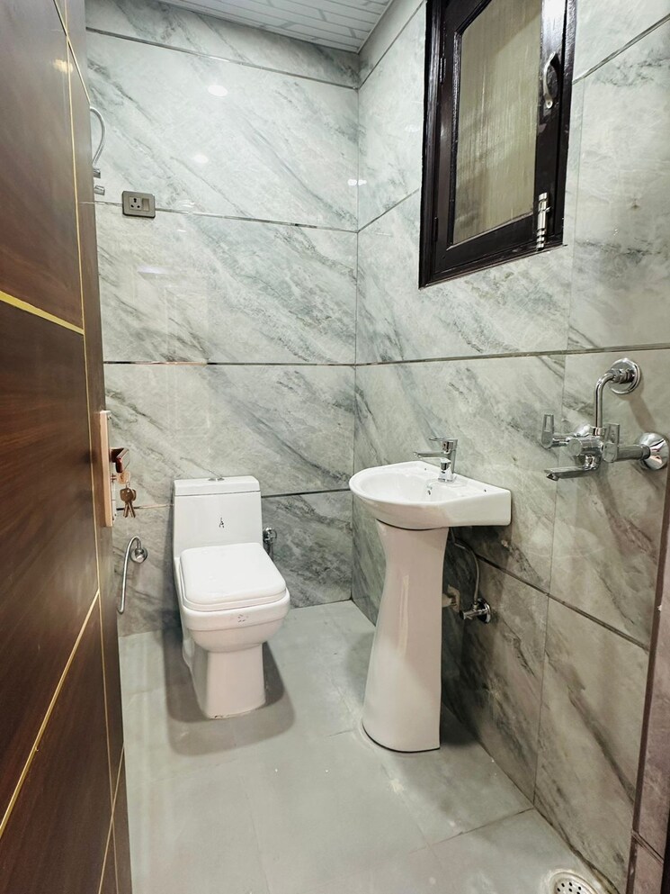Bathroom, shakti khand iv 3 Bedroom 90 Sq.Mt. Independent House In Shakti Khand iv Ghaziabad 9006873