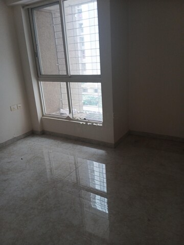 Room in 1 BHK Apartment at Lodha Amara, Kolshet Road – for Rent