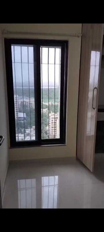 Room in 1.5 BHK Apartment at Dosti Desire, Brahmand – for Rent