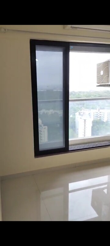 Room in 1.5 BHK Apartment at Dosti Desire, Brahmand – for Rent