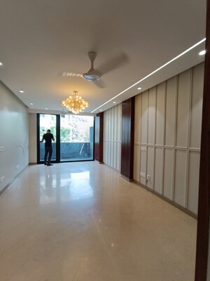 Room in 3 BHK Apartment at DLF Park Place, Sector 54 – for Sale