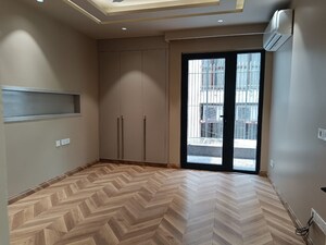 Room in 3 BHK Apartment at DLF Park Place, Sector 54 – for Sale