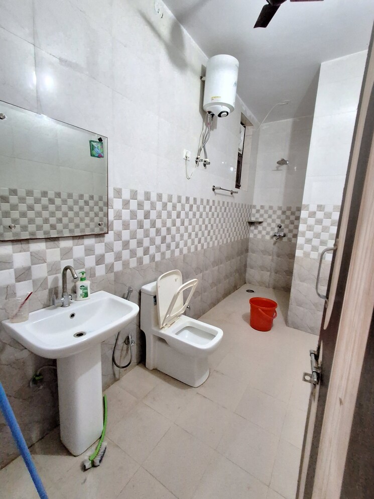 Bathroom, dlf-hamilton-court 4 Bedroom 4500 Sq.Ft. Penthouse In Sector 27 Gurgaon 9007400