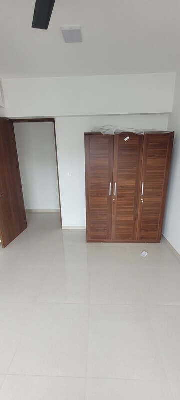 Room in 3 BHK Apartment at Kalpataru Immensa E, Kolshet Road – for Rent