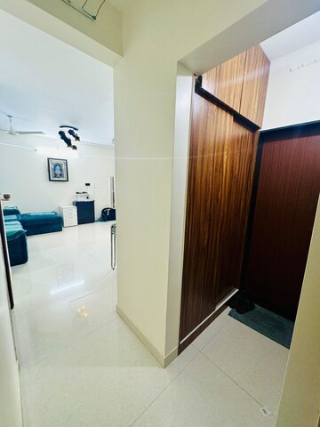 Team Area in 2 BHK Apartment at Royal Oasis, Malad West – for Rent