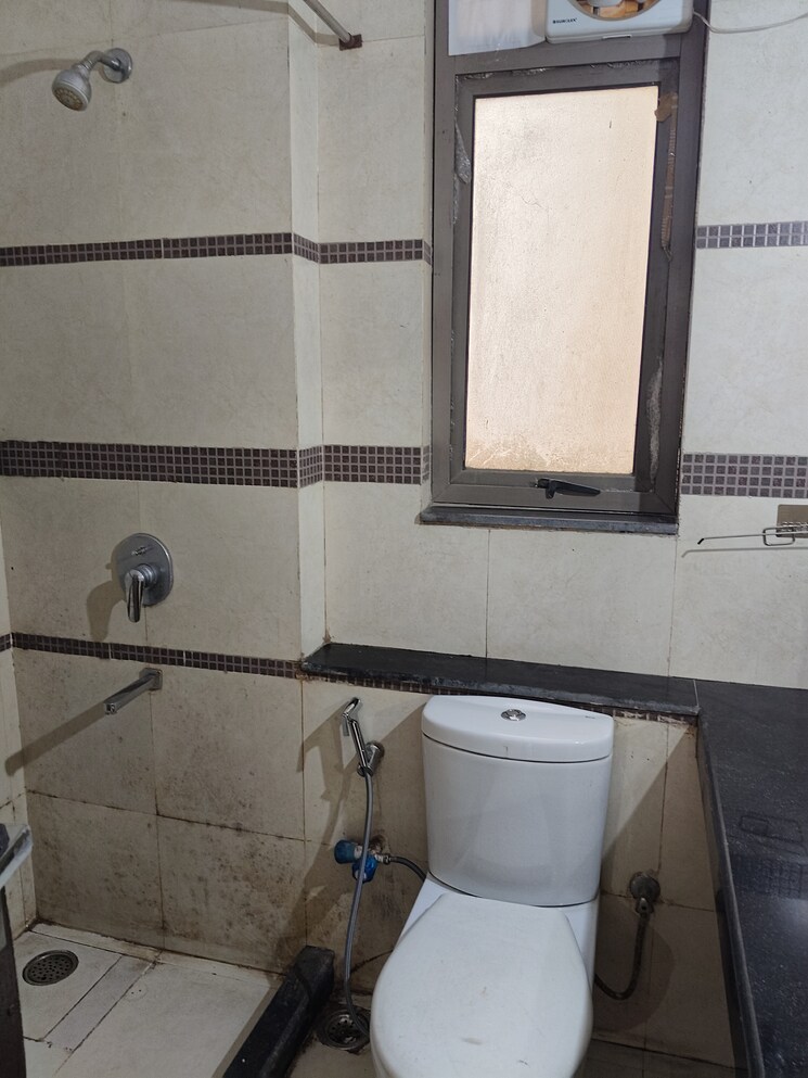 Bathroom, unitech-uniworld-gardens-2 1.5 Bedroom 725 Sq.Ft. Apartment In Sector 47 Gurgaon 9007591