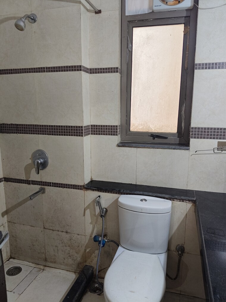 Bathroom, unitech-uniworld-gardens-2 1.5 Bedroom 725 Sq.Ft. Apartment In Sector 47 Gurgaon 9007591