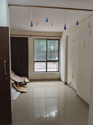Room in 1.5 BHK Apartment at Unitech Uniworld Gardens 2, Sector 47 – for Sale