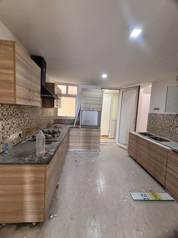 Kitchen, mi-rustle-court 3.5 Bedroom 2350 Sq.Ft. Apartment In Gomti Nagar Lucknow 9007600