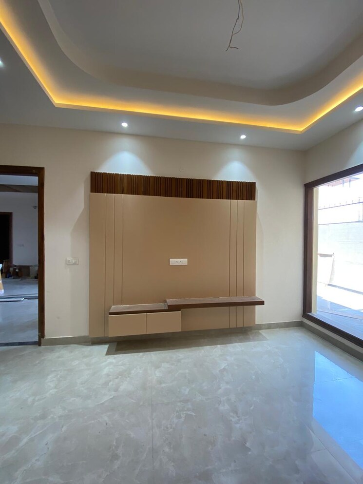 Room, sector 89 6 Bedroom 300 Sq.Yd. Independent House In Sector 89 Mohali 9007642