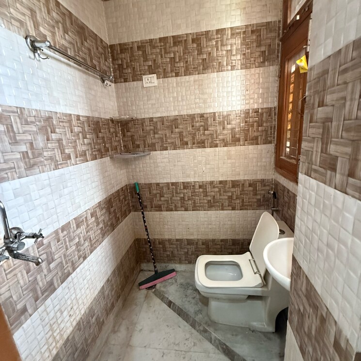 Attached Bathroom, sector 63a 1 RK 400 Sq.Ft. Builder Floor In Sector 63a Noida 9007697