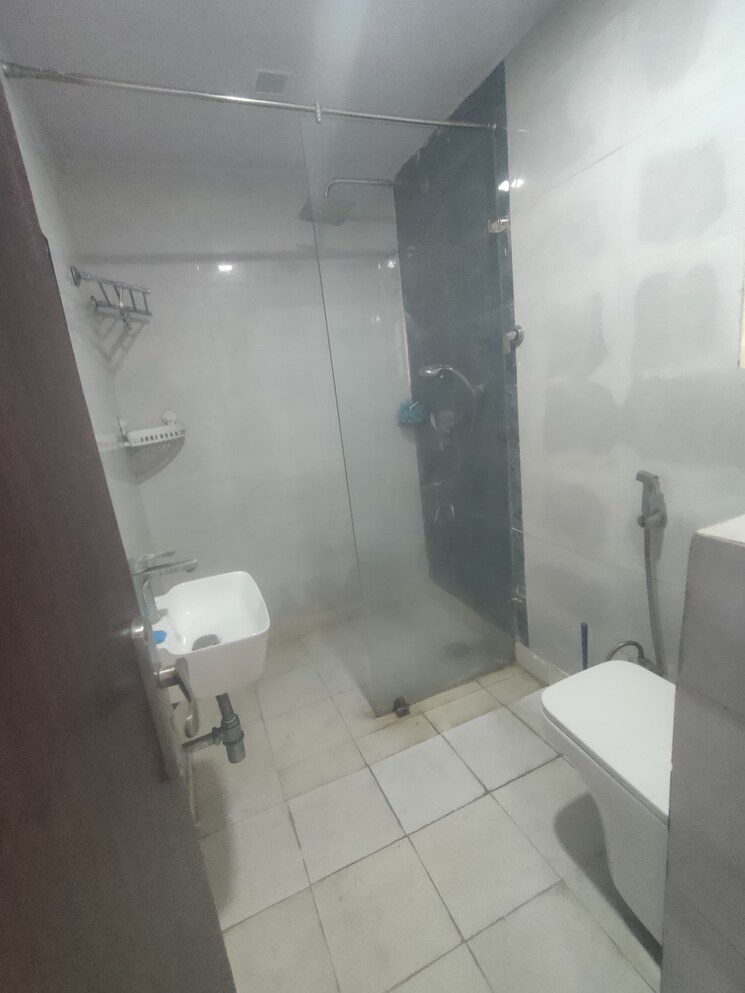 Bathroom, sector 19 dwarka 3 Bedroom 1500 Sq.Ft. Apartment In Sector 19 Dwarka Delhi 9007811