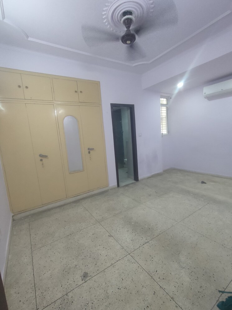 Room, sector 19 dwarka 3 Bedroom 1500 Sq.Ft. Apartment In Sector 19 Dwarka Delhi 9007811
