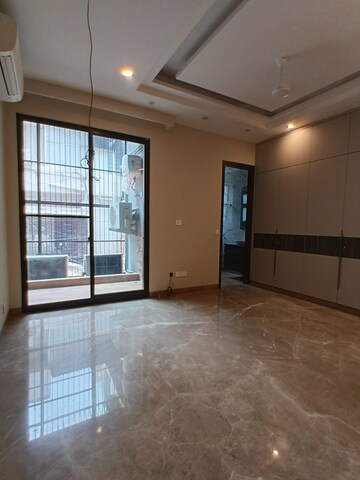Room in 3.5 BHK Apartment at Greater Kailash ii – for Rent