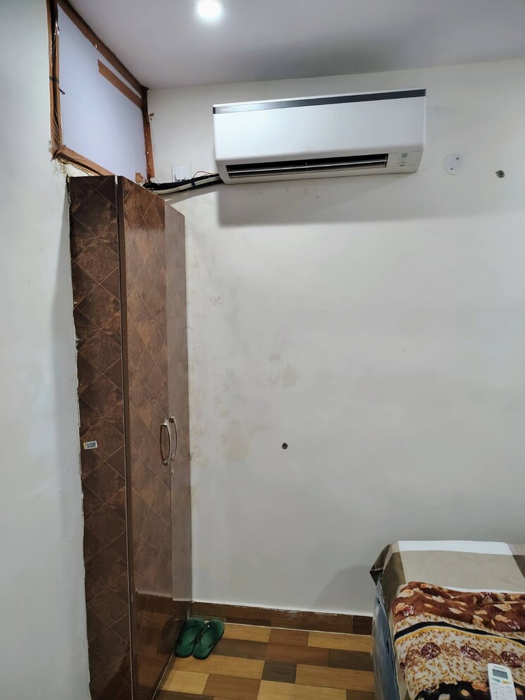 Room, sector 19 dwarka 1 Bedroom 400 Sq.Ft. Apartment In Sector 19 Dwarka Delhi 9007953