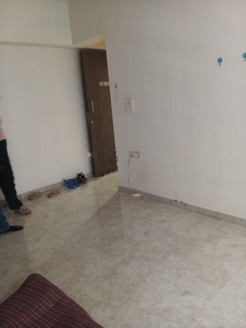 Room in 2 BHK Apartment at Piramal Vaikunth, Balkum Pada – for Rent