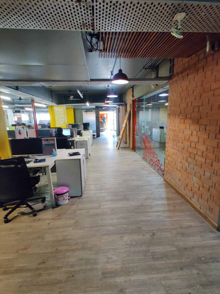  Parking, ellisbridge Commercial Office Space 10300 Sq.Ft. In Ellisbridge Ahmedabad 9007994