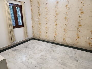 Room in 2 BHK Apartment at RWA Qutab Enclave, Katwaria Sarai – for Rent