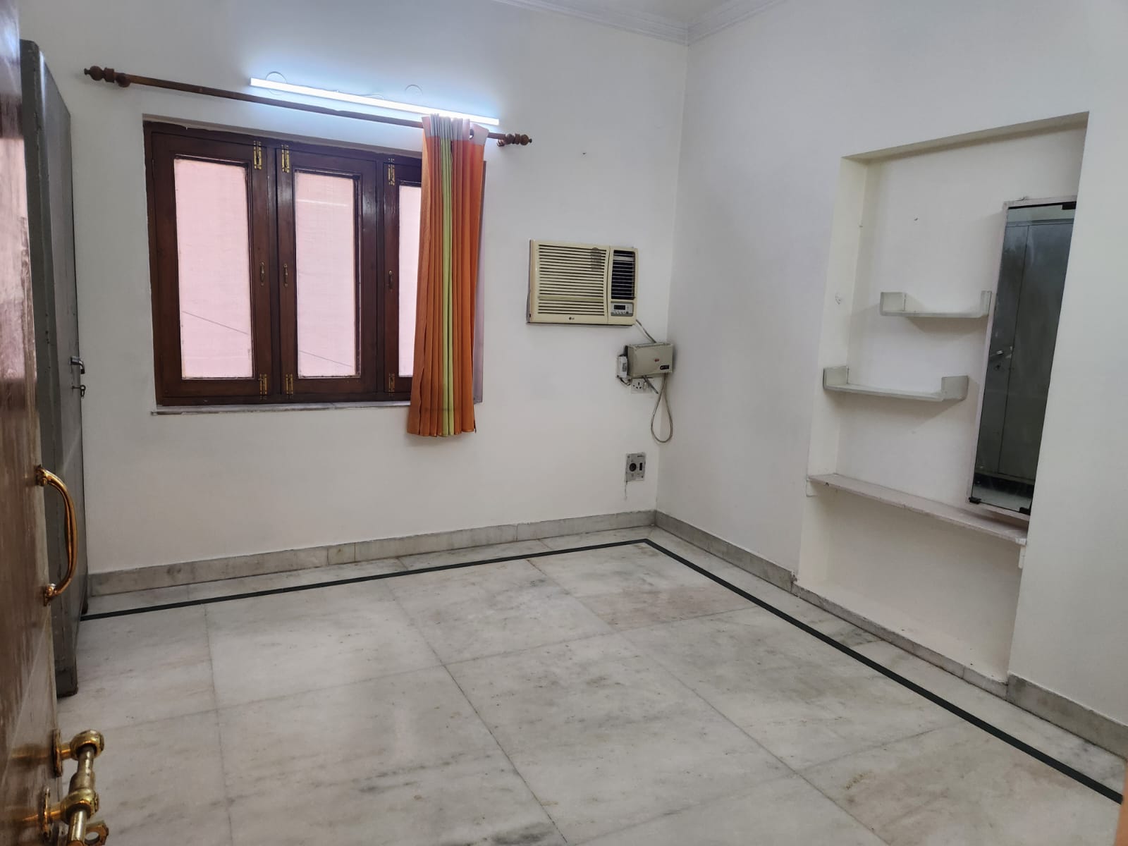 2 BHK Apartment For Rent in RWA Qutab Enclave