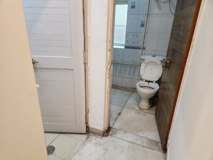 Bathroom, rwa-qutab-enclave 2 Bedroom 700 Sq.Ft. Apartment In Katwaria Sarai Delhi 9008085