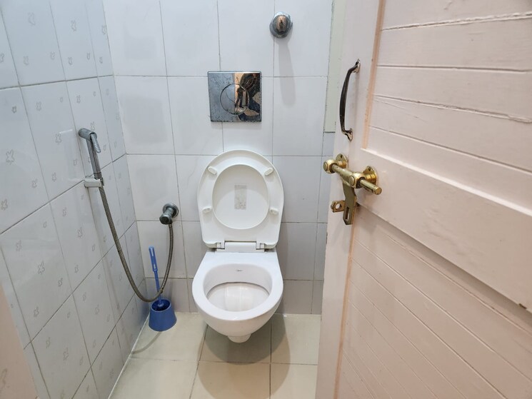 Bathroom, rwa-qutab-enclave 2 Bedroom 700 Sq.Ft. Apartment In Katwaria Sarai Delhi 9008085