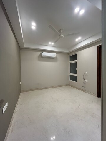 Room in 4 BHK Builder Floor at DLF City Gurgaon, Sector 26a – for Rent
