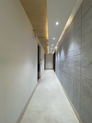 Building Lobby in 4 BHK Builder Floor at DLF City Gurgaon, Sector 26a – for Rent
