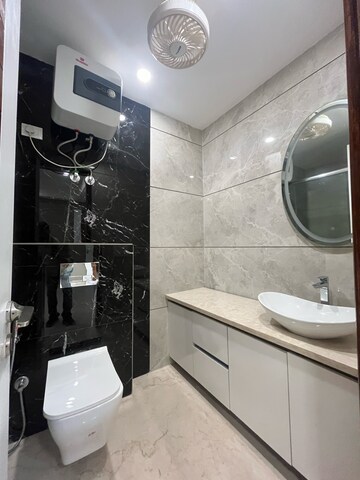 Bathroom in 4 BHK Builder Floor at DLF City Gurgaon, Sector 26a – for Rent